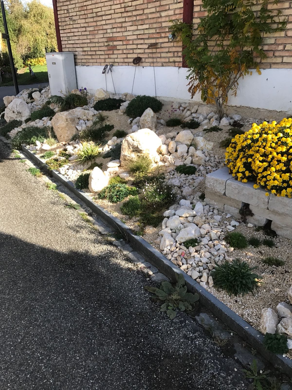 Steingarten-Rabatte an Hausfassade