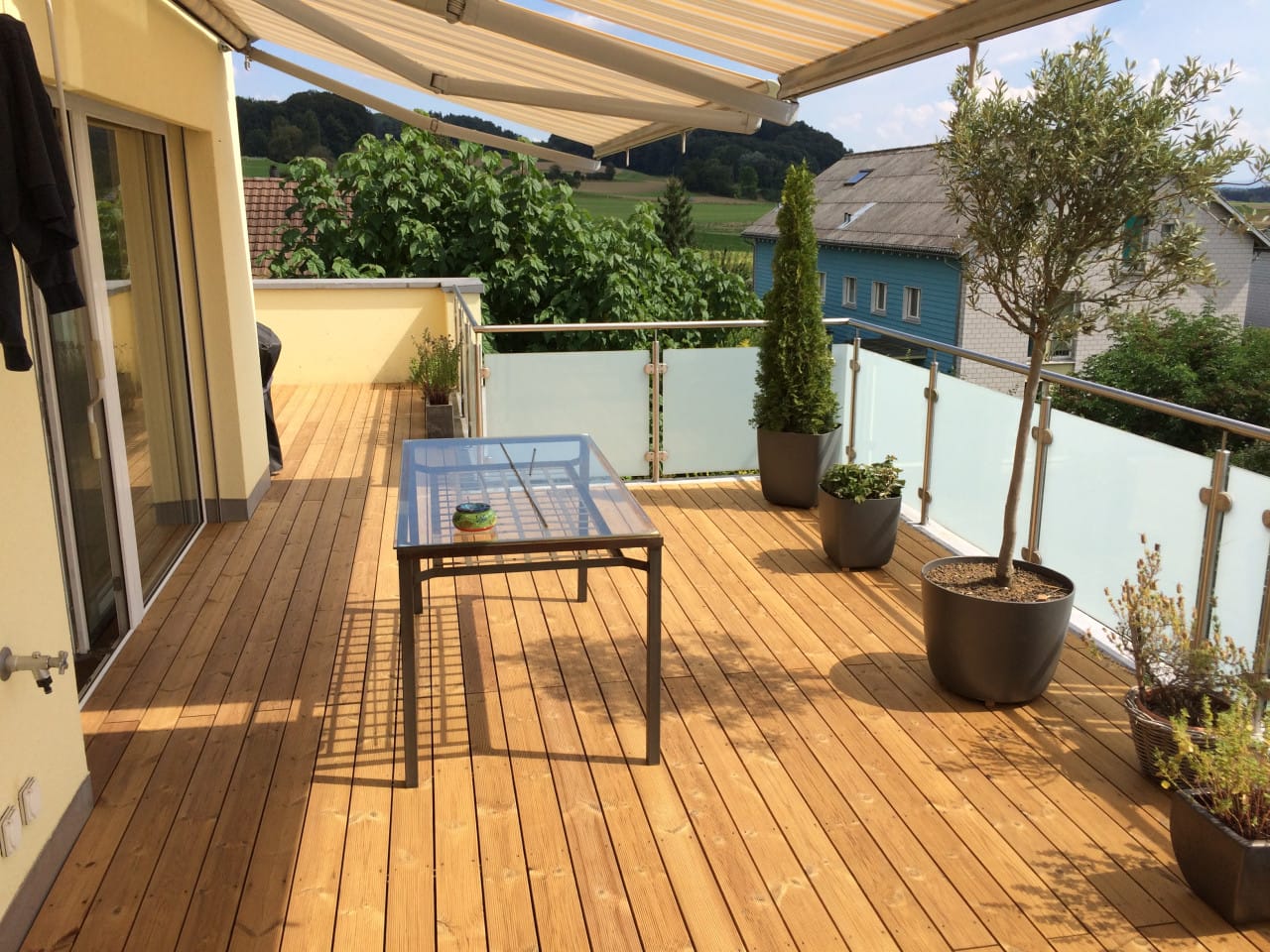 Neue Holzterrasse mit Glasgeländer